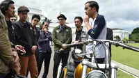 Presiden Jokowi menerima motor modifikasi yang dipesannya di Istana Bogor (foto: Biro Pers Presiden)
