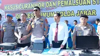 Kapolda Jawa Barat Inspektur Jenderal Rudy Sufahriadi memberikan keterangan kepada pers terkait pengungkapan kasus curanmor dan pemalsuan STNK. (Dok. Bidhumas Polda Jabar)