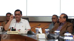 Menko Polhukam Luhut Pandjaitan (kiri) saat konferensi pers di kantor Kementerian Koordinator Polhukam di Jakarta, (11/12). Luhut menampik keterlibatan dirinya atas kasus papa minta saham yang menyangkut Setya Novanto. (Liputan6.com/Angga Yuniar)