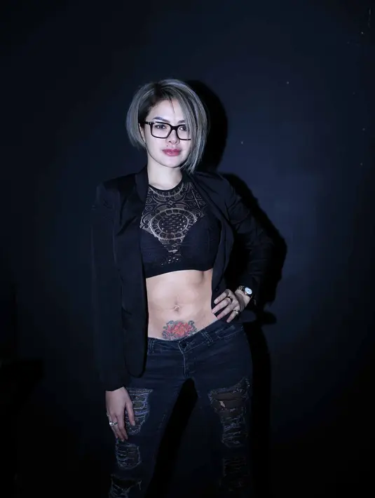 Nikita ditemui di Cilandak Town Square, Cilandak, Jakarta Selatan, Rabu, 18 Januari 2017. Niki terlihat seksi dengan busana serba hitam. Dalam film terbarunya Jakarta Undercover, Niki berperan sebagai pelacur bernama Sasha. (Nurwahyunan/Bintang.com)