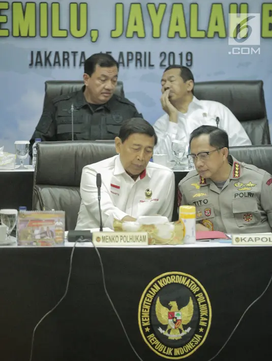 Menko Polhukam, Wiranto berbincang dengan Kapolri Jenderal Tito Karnavian disela rapat koordinasi di Kantor Kemenko Polhukam, Jakarta, Senin (15/4). Rapat membahas mengenai kesiapan akhir pengamanan tahapan pemungutan dan perhitungan suara pemilu serentak 2019. (Liputan6.com/Faizal Fanani)