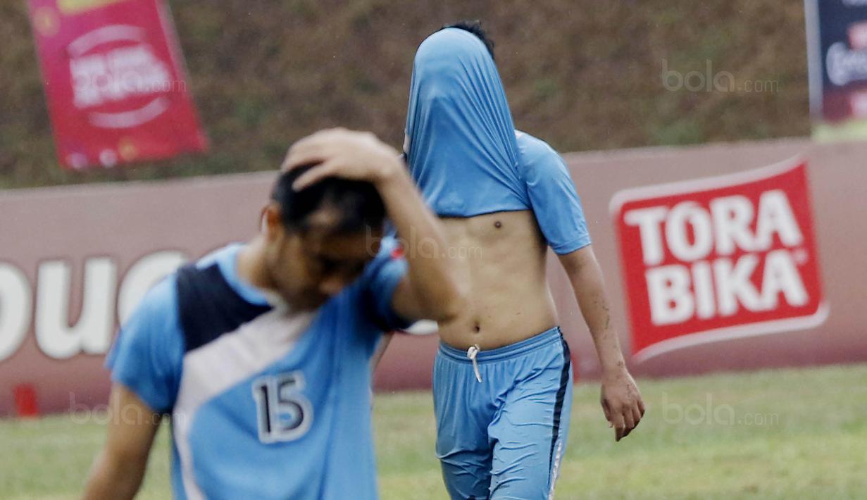 Para pemain Universitas Kuningan tampak lesu usai ditaklukkan IPDN pada laga Torabika Campus Cup 2017 di Gor Jati Padjajaran, Jatinangor, Rabu (27/9/2017). IPDN menang adu penalti atas Universitas Kuningan. (Bola.com/M Iqbal Ichsan)