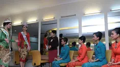  Miss Internasional 2015, Edymar Martinez (kiri) beserta Putri Indonesia 2016, Kezia Roslin Cikita Warouw (kanan) saat berbicara kepada para pramugari di sela kunjungan ke Garuda Indonesia Training Center, Jakarta, (22/2). (Liputan6.com/Herman Zakharia)