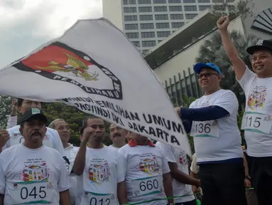 Ketua KPU RI, Arief Budiman bersama Ketua KPU DKI Jakarta Sumarno membuka lomba lari Democracy Run di Bundaran HI, Minggu (18/3). Sosialisasi penyelenggaraan pemilu 2019 tersebut dikemas dalam kompetisi lari. (Liputan6.com/Faizal Fanani)