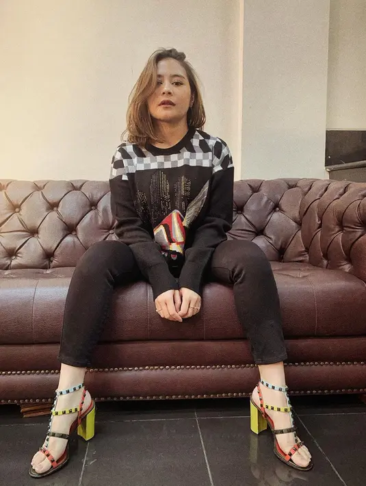 Namun di sisi lain, Prilly menemukan sisi positifnya. Ia merasa dengan tubuh mungil bisa mendapat  peran yang berusia lebih muda dari kenyataan. Dengan percaya diri, ia yakin kariernya di dunia akting akan bertahan lama. (Instagram/prillylatuconsina96)