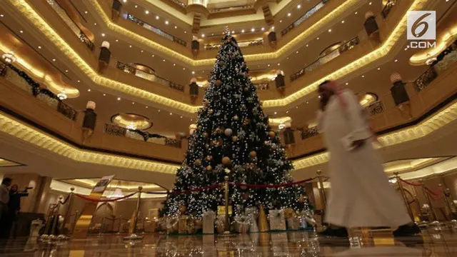 Sebuah pohon Natal bernilai miliaran Rupiah justru didirikan di dataran Arab.
