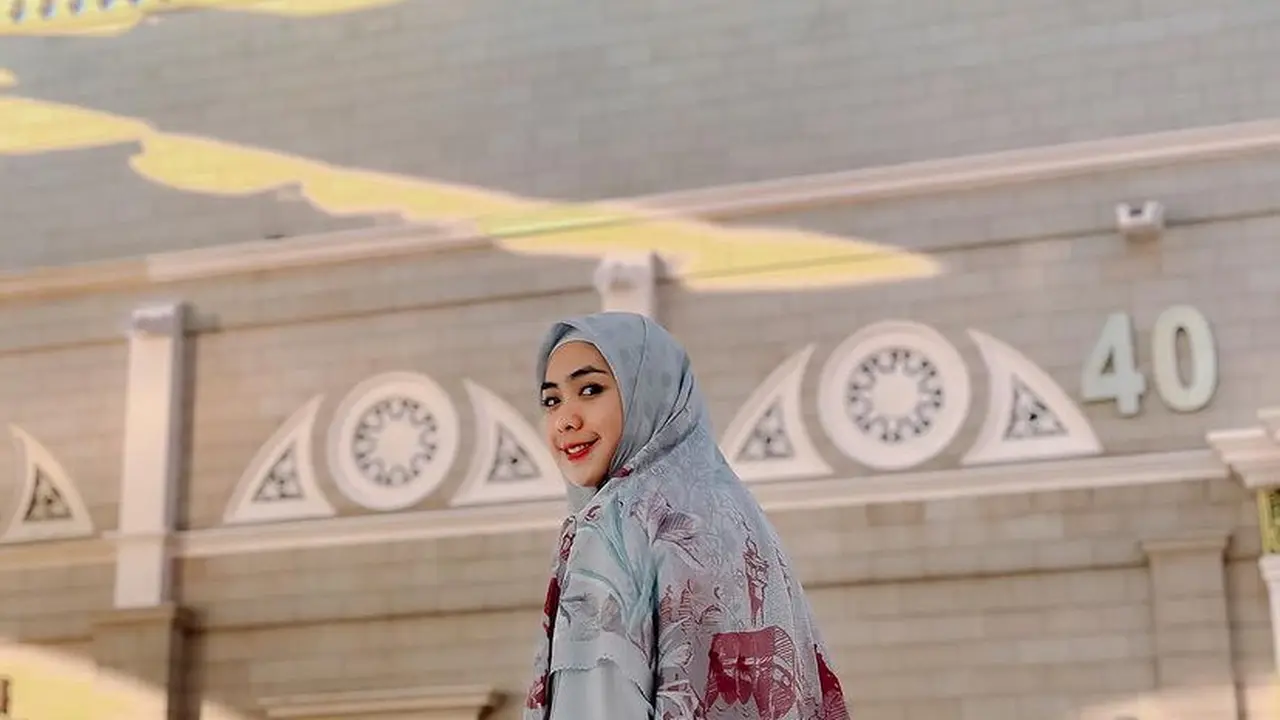Gaya Busana Syari Ria Ricis saat Umrah Bersama Kedua Kakak Perempuan