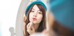 Ilustrasi perempuan menggunakan lip tint. (c) anon-tae/Depositphotos