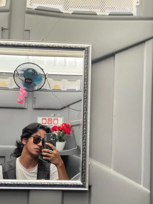 Ia kini juga tampil dengan rambut mullet. Gayanya mirip rockster era lawas yang keren dan retro. [Instagram @abidzar73]