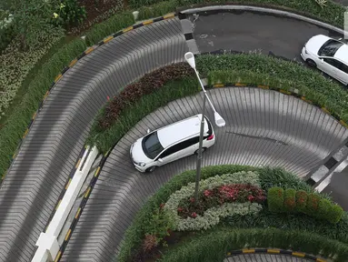 Mobil mencari tempat parkir di pusat perbelanjaan Jakarta, Jumat (11/8). Untuk mengerem pemakaian kendaraan pribadi, Pemprov DKI berencana menaikkan tarif parkir mobil hingga Rp50 ribu untuk sekali parkir pada tahun ini. (Liputan6.com/Immanuel Antonius)