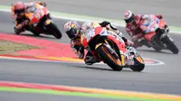 Suasana pertarungan pada sesi latihan bebas MotoGP Aragon 2017. Dani Pedrosa, Jorge Lorenzo, dan Marc Marquez mendapatkan hasil yang cukup positif. (JAVIER SORIANO / AFP)