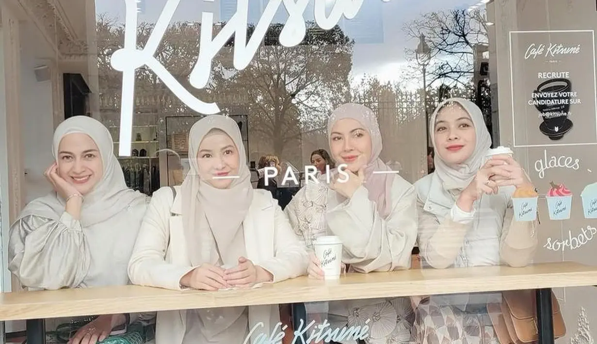 Keempatnya pun tampil dengan kerudung warna senada earth tone. Mengenakan makeup natural fresh, yang menjadikan lipstick on point pada riasannya.  [@ninazatulini22]