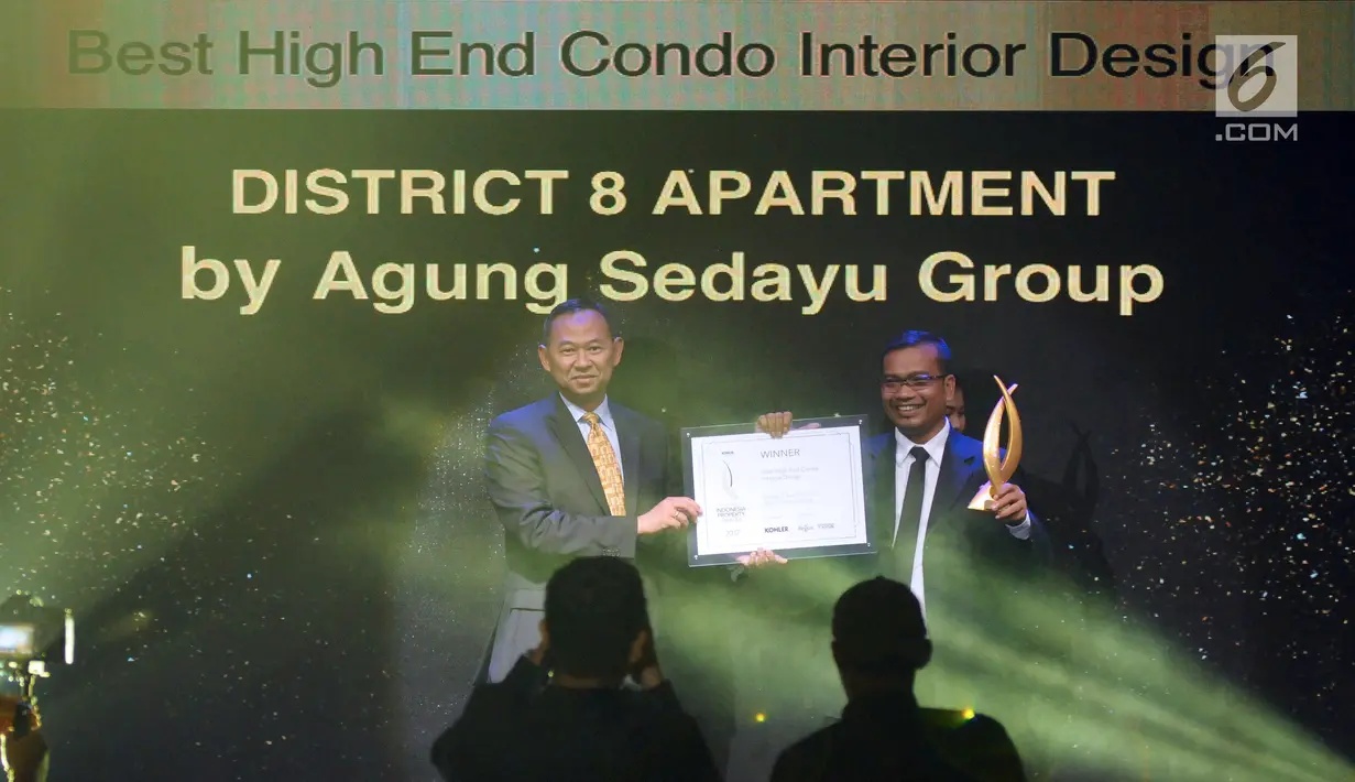 Perwakilan dari pengembang Agung Sedayu Group (kanan) menerima penghargaan Best High End Condo Interior Design pada malam PropertyGuru Indonesia Property Awards 2017 di Jakarta, Kamis (12/10). (Liputan6.com/Helmi Fithriansyah)