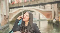 Wanita kelahiran 1997 ini selalu bergaya simple dan elegan selama liburan. (Liputan6.com/IG/@nabilagardena)