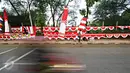 Bendera dan umbul-umbul yang dijual di kawasan Tanjung Barat, Jakarta, Senin (1/8). Jelang hari kemerdekaan, pedagang bendera mulai bertebaran. (Liputan6.com/Immanuel Antonius)
