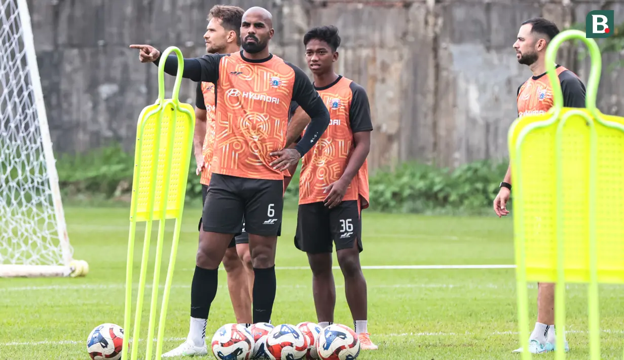 Para pemain Persija Jakarta tampak serius mendengarkan instruksi dari pelatih pada sesi latihan di Persija Training Ground, Depok, pada Senin (2/2/2026) sore WIB sebagai persiapan untuk melawan Arema FC. (Bola.com/Nur Iman Ali)