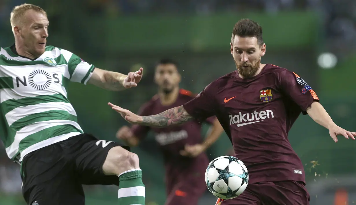 Bintang Barcelona, Lionel Messi, berebut bola dengan bek Sporting Lisbon, Jeremy Mathieu, pada laga Liga Champions di Stadion Alvalade, Lisbon, Rabu (27/9/2017). Sporting kalah 0-1 dari Barcelona. (AFP/Armando Franca)