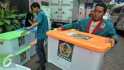 Kader Partai Idaman menyiapkan berkas untuk di daftarkan ke Kemenkumham, Jakarta, Jumat (29/7). Berkas tersebut sebagai kelengkapan syarat menjadi partai baru berbadan hukum. (Liputan6.com/Johan Tallo)