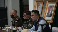 Gubernur Jawa Barat Ridwan Kamil tengah memimpin rapat koordinasi yang dilakukan secara telekonferensi dengan pemerintah pusat dan beberapa Gubernur, guna penanggulangan Covid-19. (Liputan6.com/Jayadi Supriadin)