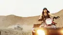 Sisi badass juga ditampilkan Lisa di MV ini, salah satunya saat gagah mengendarai ATV di gurun pasir. (YouTube BLACKPINK)