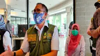 Kadis Pariwisata Jabar Deddy Taufik memberi keterangan pers usai memantau kondisi pariwisata di Cirebon. Foto (Liputan6.com / Panji Prayitno)