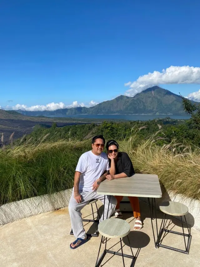 5 Tahun Menetap, Ini 6 Potret Mesra Feby Febiola dan Suami Nikmati Alam di Bali