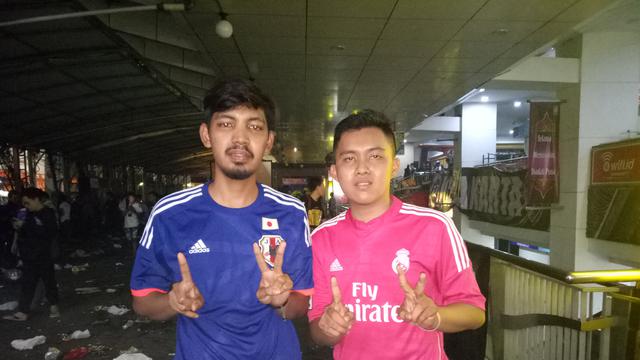 Galuh (kiri), pendukung Real Madrid.