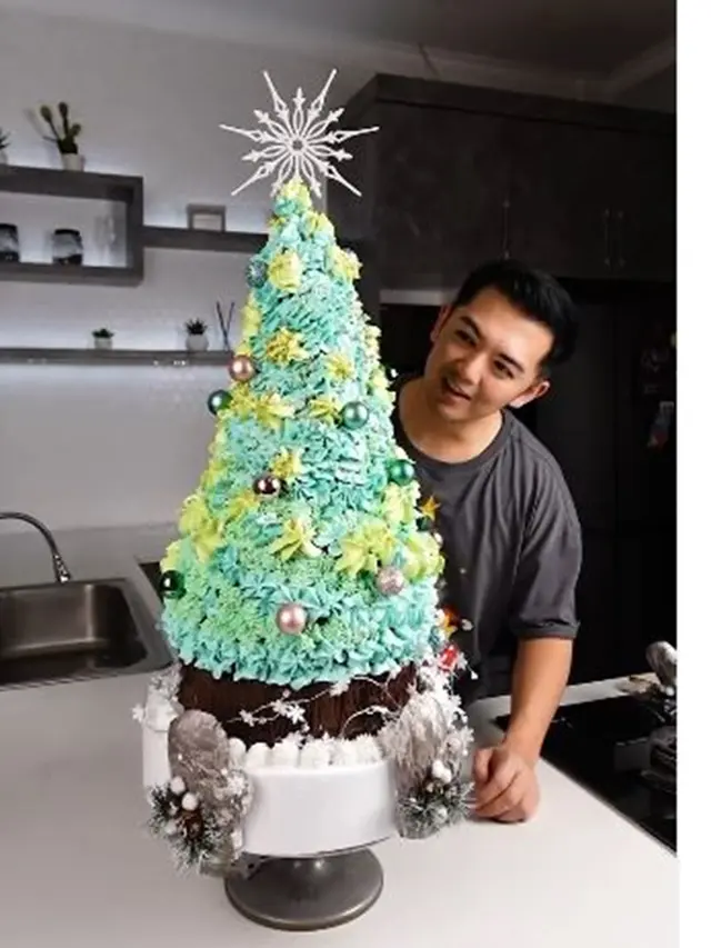 6 Potret Nicky Tirta Bikin Kue Pohon Natal Ukuran Besar, Memukau Sayang Dimakan