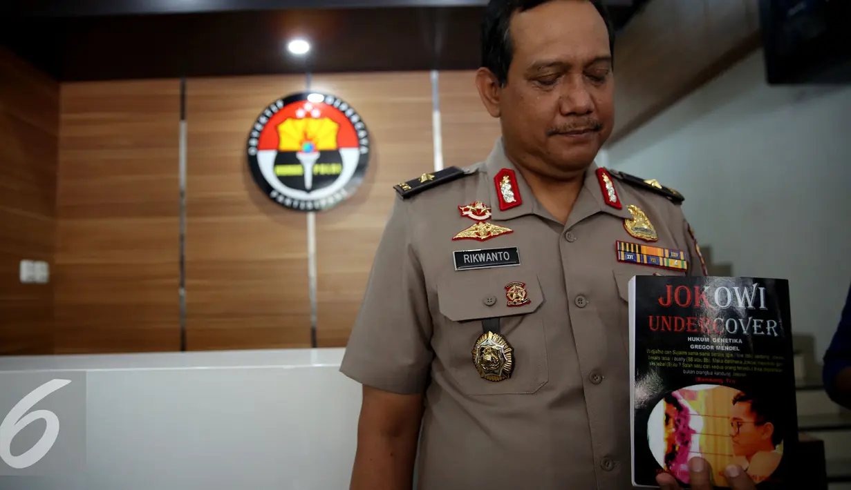 Kabagpenum Polri Brigjen Rikwanto menunjukkan buku Jokowi Undercover di Kadivhumas Polri, Jakarta, Selasa (3/1). Dalam tulisannya, buku tersebut dinilai berisi banyak ujaran kebencian terhadap Presiden Joko Widodo. (Liputan6.com/Johan Tallo)