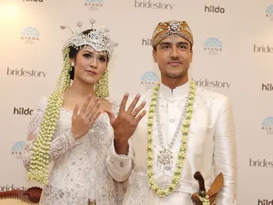 Pasangan Raisa Andriana dan Hamish Daud Wyllie menunjukkan cincin pernikahan usai jumpa pers di Ayana MidPlaza, Jakarta, Minggu (3/9). Raisa dan Hamish resmi menjadi pasangan suami istri pada 3 september 2017. (Liputan6.com/Herman Zakharia)