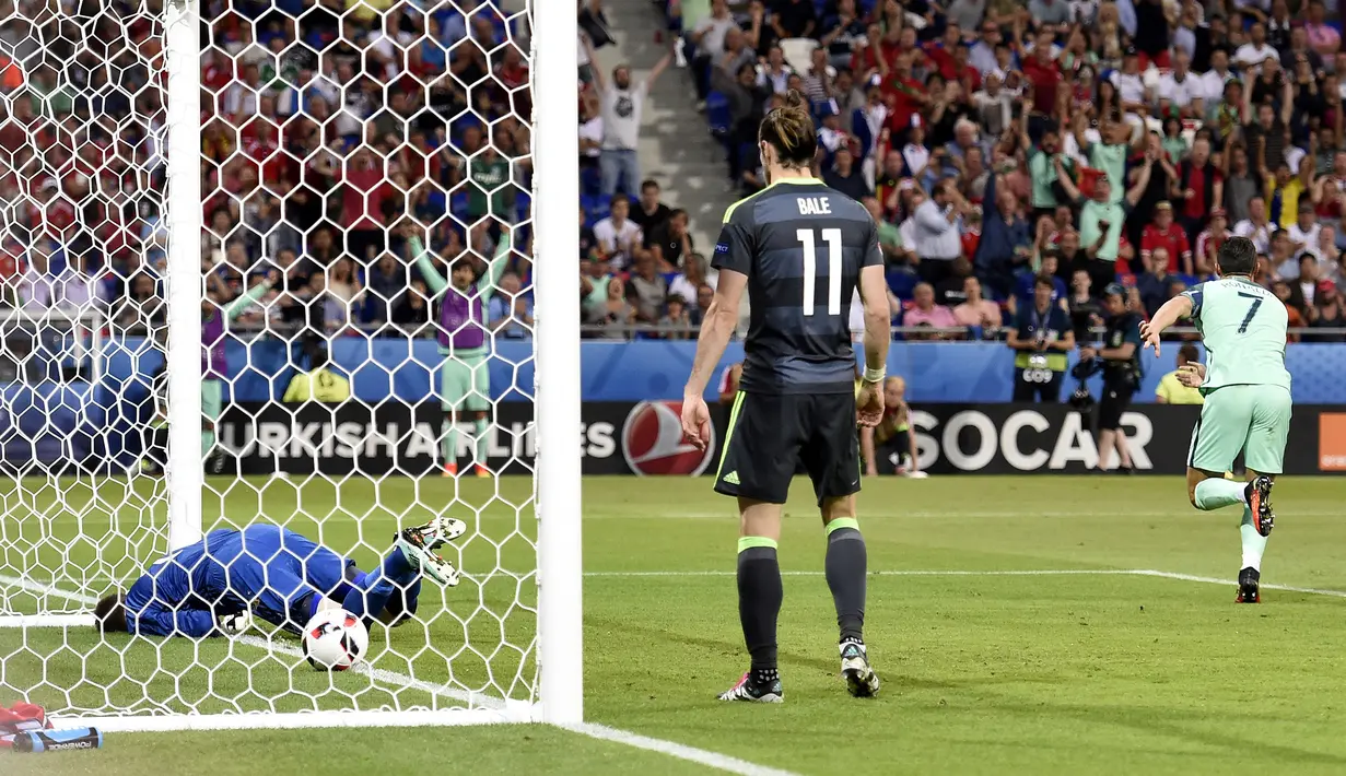 Gol ke-9 Cristiano Ronaldo dicetak pada laga semifinal Euro 2016 melawan Wales di Parc Olympic Lyonnais, Lyon (6/7/2016). Gol terjadi di menit ke-50 yang membawa Portugal memimpin 1-0. Hasil akhir Portugal menang 2-0 dan lolos ke final dan menjadi juara. (Foto: AFP/Miguel Medina)