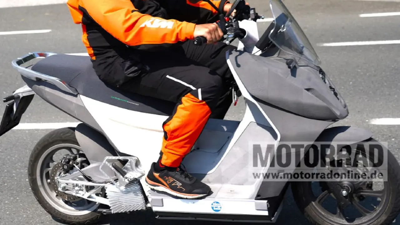 Skuter listrik KTM kedapatan tengah diujicoba di jalan raya (MotorradOnline)