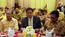 Ketua Umum DPP Partai Golkar Airlangga Hartarto (tengah) bersama Ketua DPD Oesman Sapta Odang (kanan) saat Tasyakuran ke-50 Fraksi Partai Golkar DPR RI di Senayan, Jakarta, Selasa (13/2). (Liputan6.com/JohanTallo)