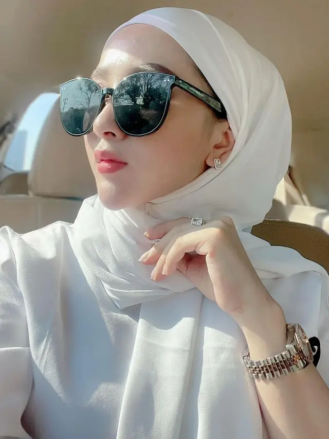 7 Potret Terbaru Angel Emitasari Pedangdut yang Jadi Kades di Lamongan, Tampil Berhijab