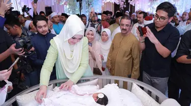 Penyanyi Siti Nurhaliza bersama anak pertamanya Siti Aafiyah saat acara akikah. Selain akikah, Siti Nurhaliza dan suami juga mengumumkan nama asli anak perempuan pertamanya tersebut. (instagram.com/ctdk)