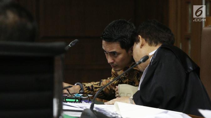 Gubernur nonaktif Jambi Zumi Zola berdiskusi dengan kuasa hukum disela sidang lanjutan perkara suap dan gratifikasi di Pengadilan Tipikor Jakarta, Kamis (10/10). Sidang beragenda mendengarkan keterangan 9 saksi dari JPU. (Liputan6.com/Herman Zakharia)