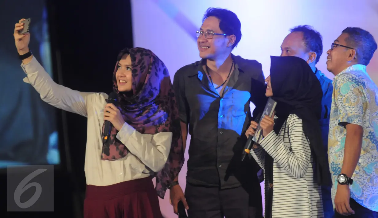 Pemain PPT,  Agus Kuncoro, Jarwo Kwat dan Artta Ivano foto bersama dengan peserta EGTC 2016  di Yogyakarta, Kamis (3/11). EGTC 2016 diramaikan oleh tokoh dan artis untuk memperkenalkan cara berakting di sebuah film. (Liputan6.com/Helmi Affandi)