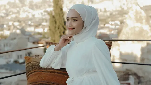 Disebut Mirip Mahalini Versi Hijab, Ini 6 Potret Hera Elvira Viral di TikTok