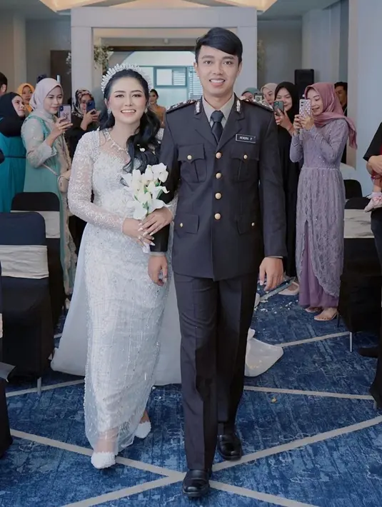Penampilan adik Via Vallen saat resepsi pernikahan juga tak luput dari sorotan netizen. Ia tampil begitu anggun dengan dress berwarna putih lengkap dengan mahkotanya. (Liputan6.com/IG/@ellarose_me)