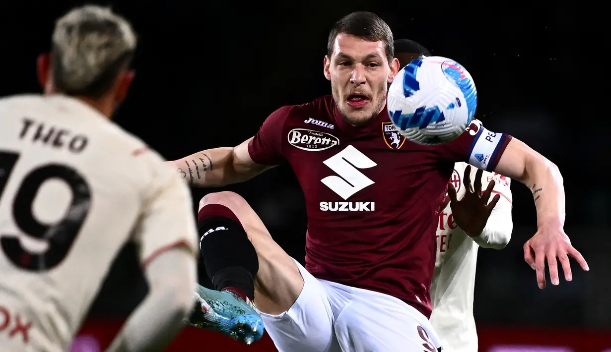Andrea Belotti. Striker Italia berusia 28 tahun ini telah 7 musim memperkuat Torino sejak didatangkan dari Palermo pada awal musim 2015/2016 dengan nilai transfer 8,40 juta euro. Jabatan kapten tim telah disandangnya sejak pertengahan musim 2016/2017. Akhir musim 2021/2022 ini kontraknya bersama Torino berakhir, namun belum diketahui apakah ia akan memperpanjang kontraknya atau memilih meninggalkan Torino. (AFP/Marco Bertorello)