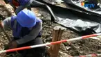 Petugas dari Dinas Tata Air dan PU Pemkot Jakarta Timur sejak pagi terus mengebut perbaikan jalan dengan membuat tanggul sementara untuk mencegah longsor.