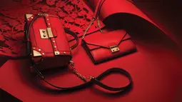 Tas Michael Kors bernuansa merah, pas dengan nuansa Imlek yang identik dengan warna merah. (Liputan6.com/Pool/Michael Kors)