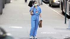 Pekerja medis tiba untuk shiftnya di RS NewYork-Presbyterian/Weill Cornell Medical Center selama pandemi COVID-19 di New York City (21/4/2020). COVID-19 telah menyebar ke sebagian besar negara di dunia, lebih dari 175.000 jiwa dengan infeksi lebih dari 2,5 juta orang. (Cindy Ord/Getty Images/AFP)