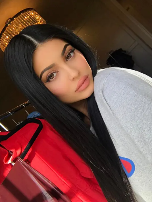 Meskipun begitu, Kyle mengatakan bahwa sampai saat ini ia belum berbicara mengenai kehamilan itu pada Kylie maupun Kris Jenner. Namun ia yakin, anak perempuan itu bahagia dengan kehamilannya. (Instagram/kyliejenner)