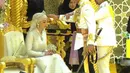 Saat resepsi pernikahan, Pangeran Mateen mengenakan seragam militer warna putih lengkap dengan berbagai atribut yang dikenakan. Sambil membawa pedang panjangnya. [@support.anishaik/RTBgo]