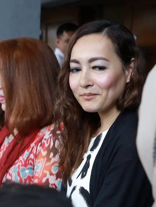 "Mungkin saya akan merenung dan menyendiri di kamar. Ini baru beberapa detik loh putusannya," ucap Dewi Rezer, usai sidang putusan, di Pengadilan Negeri Jakarta Selatan, Kamis (4/8/2016). (Galih W. Satria/Bintang.com)