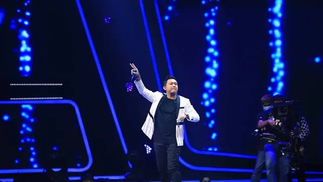 7 Gaya Denny Caknan Tampil Keren dengan Jas Ini Makin Curi Perhatian
