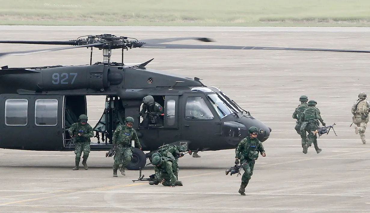 Tentara pasukan khusus keluar dari helikopter Black Hawk pada latihan tahunan Han Kuang di sebuah pangkalan udara, Taichung, Kamis (7/6). Latihan militer tahunan terbesar ini digelar di tengah kian agresifnya China terhadap Taiwan. (AP/Chiang Ying-ying)