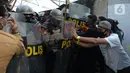 Polisi terlibat saling dorong dengan warga saat melakukan eksekusi lahan rumah warga Kelurahan Pulogebang RT 20 RW 06 (dahulu RT 08/RW 06) di Jakarta, Selasa (8/6/2021). Eksekusi lahan tersebut berakhir ricuh. (merdeka.com/Imam Buhori)
