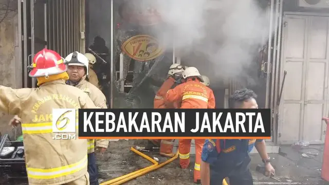 Kebakaran hanguskan gudang penyimpanan kembang api di Pasar Pagi, Jalan Asemka, Kelurahan Roa Malaka, Kecamatan Tambora, Jakarta Barat, Jumat (21/6).